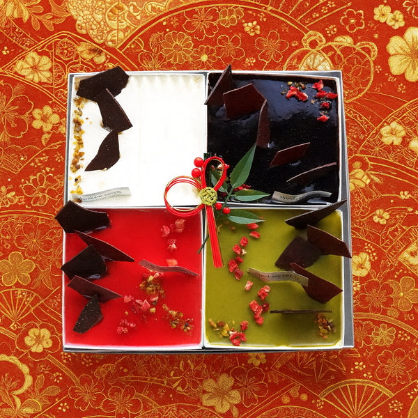 shirokane sweet　TOKYO　スクエアスイーツおせち　４種Mixスイーツアソート
（オレンジショート、ミロワールフランボワーズ、ミロワールショコラ、ミロワールピスターシュ）